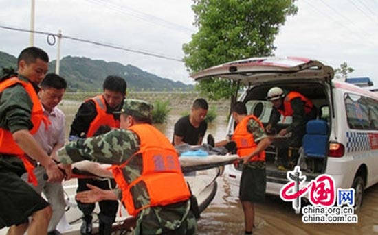 重庆巫溪遭暴雨25万人受灾 消防全力救灾