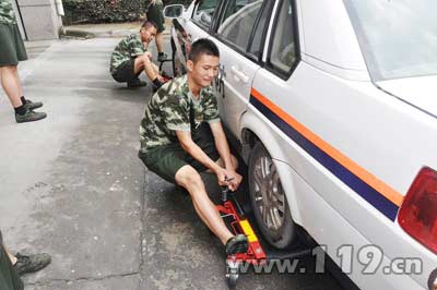 鄞州消防购“移车器” 强力肃清消防通道