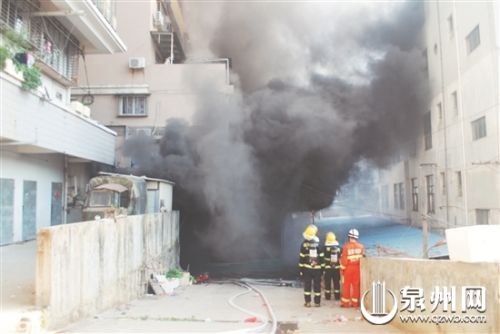 地下仓库着火殃及民房 消防排烟救数十人