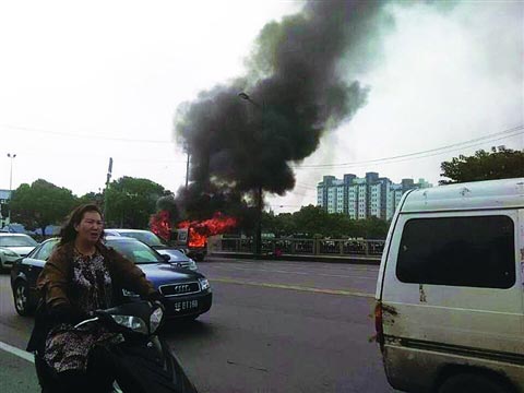 气温没去年高汽车火灾却不少 怎么让车多一道“保险”