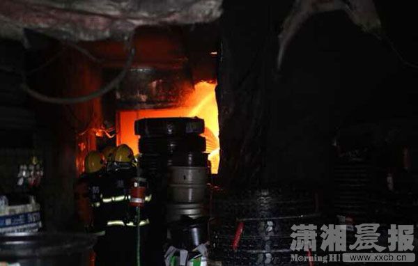 岳阳一大厦轮胎仓库起火 16层大楼浓烟滚滚