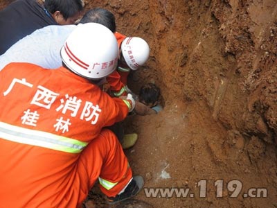 校园建筑工地塌方 雁山消防紧急救出工人