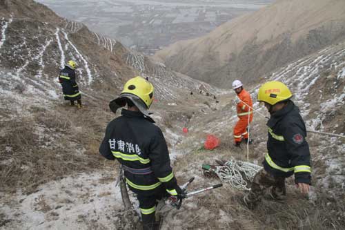 小轿车雪山上冲下深崖 消防搭人梯营救