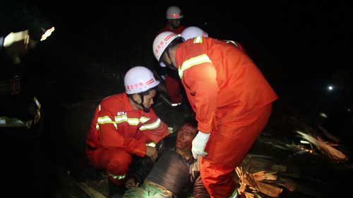 圣诞雨夜两车相撞 宁明消防紧急救援