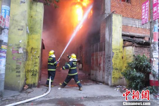 福州一鞋厂突发火灾 消防多辆车供水灭火