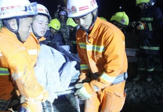 光山建筑坍塌5死9伤 消防员寒夜生死救援