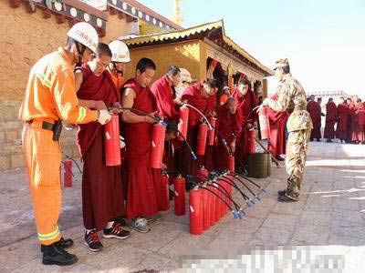 迪庆消防为松赞林寺派送800余具灭火器