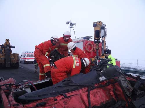 吐乌大高速两车追尾1人死亡 消防紧急救援