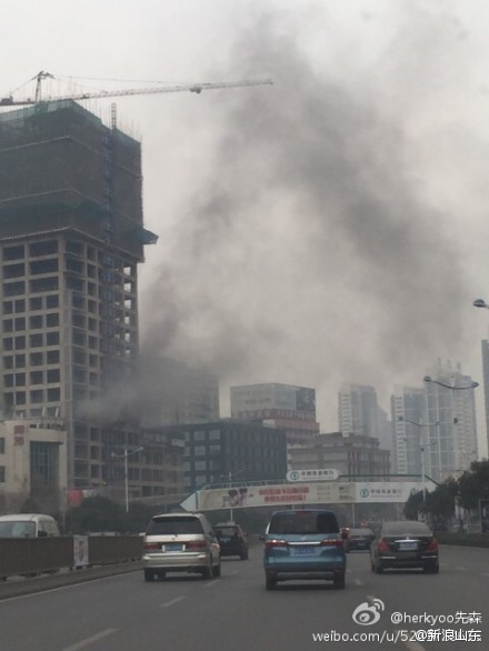 组图：济南经十路一在建楼盘疑似起火