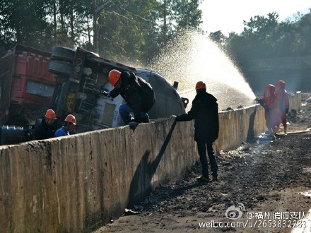 消防现场 福州18吨液化天然气槽罐车侧翻