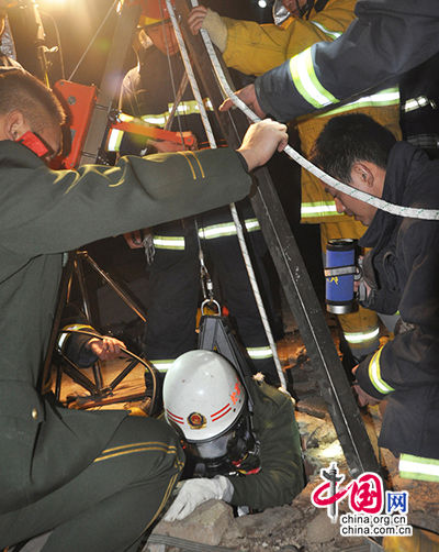 老人夜间跌落家中枯井 襄阳消防员下井营救