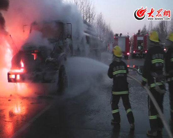 大货车行驶中发火 德州消防冷却油箱防爆炸