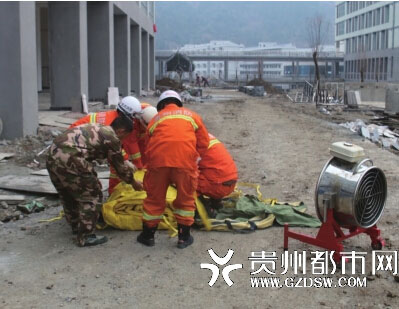 女子楼顶欲跳楼轻生 民警消防劝解4小时