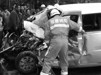 渣土车迎面撞上小货车 消防跑步前往营救