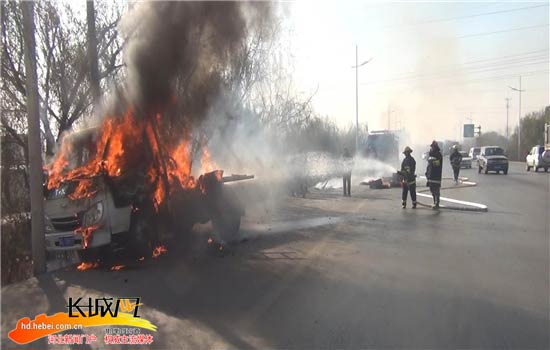 货车起火“吓跑”多辆汽车 消防迅速灭火