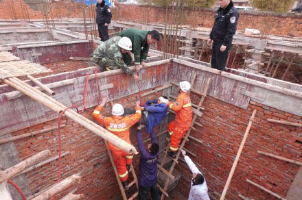 工地工人失足坠地受困 消防紧急救援