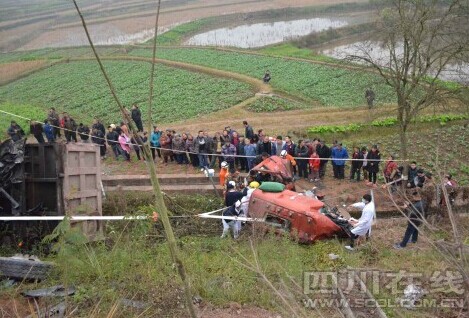 内遂高速一挂车追尾货车 消防紧急救援