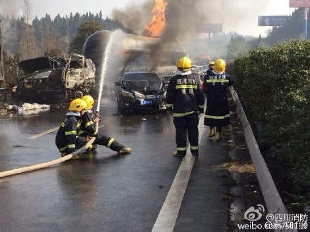 四川成南高速一液化石油气罐车追尾发生爆炸