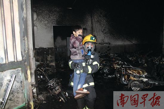 自建房一楼电动车起火 楼上住户逃生无门