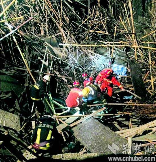 湖北在建曹禺大剧院封顶时垮塌 致3人死亡