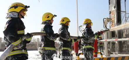 宁夏银川中石油突发火灾 消防迅速扑救