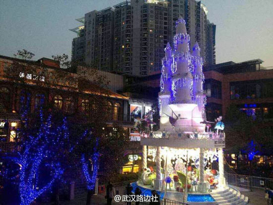 武汉天地水晶城堡付之一炬 阴雨天需防火