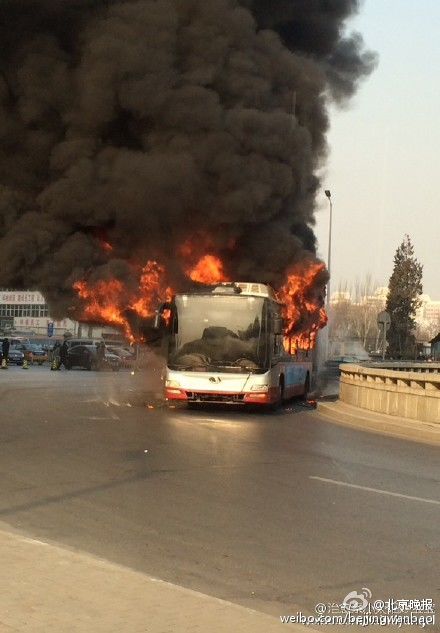 北京丰台741路公交起火 无人员伤亡