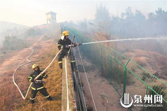 惠安一村庄后山起火 山火直逼部队弹药库