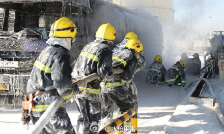 宁夏银川中石油突发火灾 消防迅速扑救