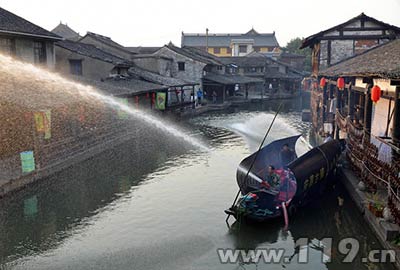 浙江绍兴首艘消防乌篷船正式投入执勤