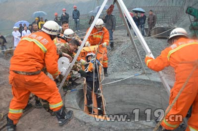 女工不慎坠入孔桩 消防官兵冒雨解救