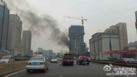 组图：济南经十路一在建楼盘疑似起火