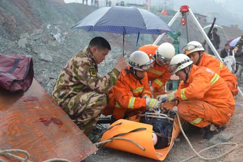 女工不慎坠入18米孔桩 印江消防冒雨解救