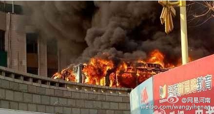 北京丰台741路公交起火 无人员伤亡