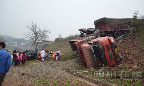 内遂高速一挂车追尾货车 消防紧急救援