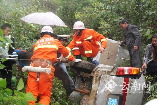 面包车翻下60米山沟 永德消防勇救8旬老人