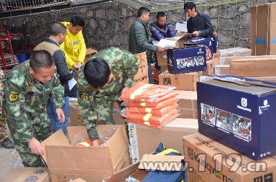 重庆武隆消防为专职消防队配发器材装备