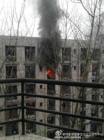 成都大学十陵校区女生寝室起火 无人员伤亡