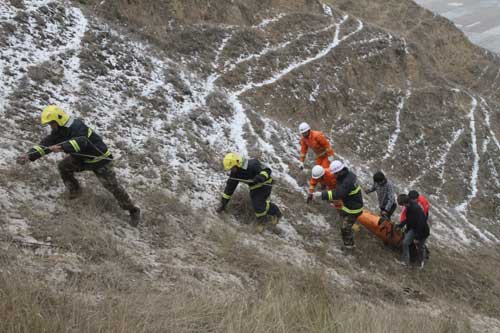 小轿车雪山上冲下深崖 消防搭人梯营救