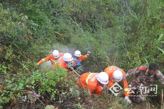 面包车翻下60米山沟 永德消防勇救8旬老人