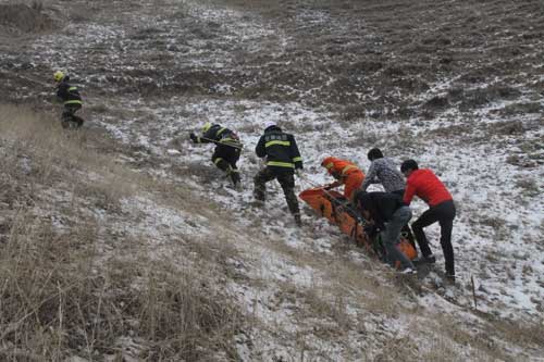 小轿车雪山上冲下深崖 消防搭人梯营救