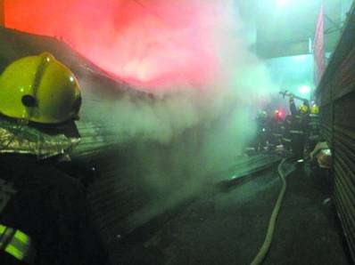 乌鲁木齐青年路农贸市场起火 店铺受损