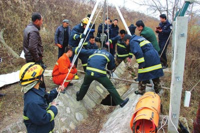 老太太掉12米深井 消防官兵成功救援