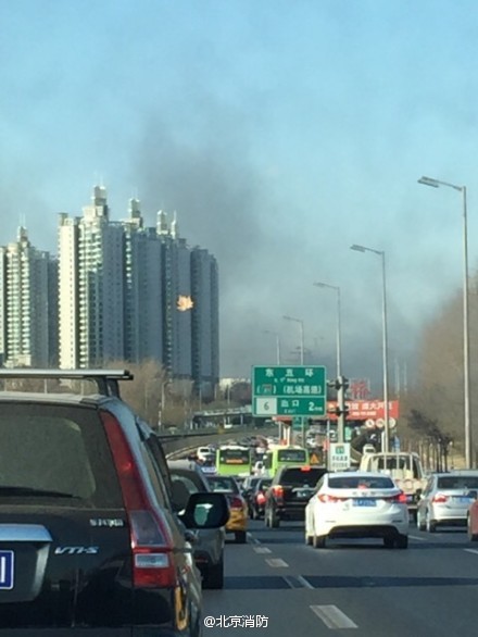 北京朝阳区大黄庄桥一彩钢板房起火