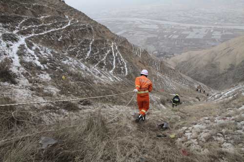 小轿车雪山上冲下深崖 消防搭人梯营救