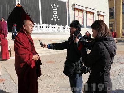 迪庆消防为松赞林寺派送800余具灭火器