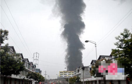 四川绵阳一食品厂起火 损失约千万元