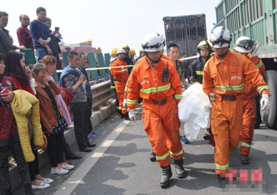 四川大雾天气导致事故频发 已有3死40余伤