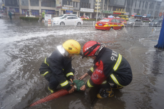 石嘴山多地遭大雨侵袭 消防员转移被困群众