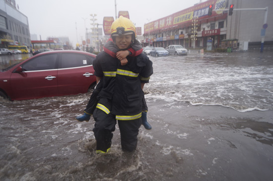 石嘴山多地遭大雨侵袭 消防员转移被困群众